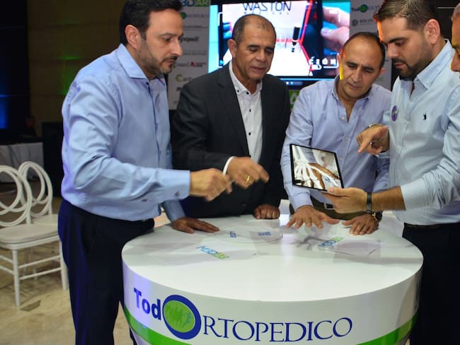 De izquierda a derecha: Nabil Abisambra, Juan González, Flavio Calvano, Hernando Pombo y Alfredo Borrero, durante el lanzamiento de la aplicación M3DAR.