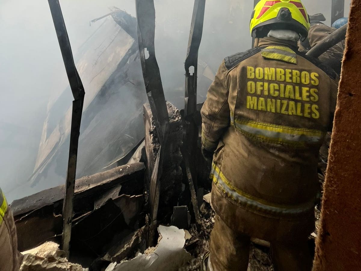 Un incendio estructural destruyó una vivienda y generó daños en otras dos casas en Manizales