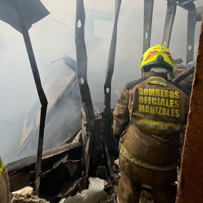 Un integrante de bomberos atendiendo la emergencia por un incendio en el barrio La Asunción. Foto: Unidad de Gestión del Riesgo de Manizales.