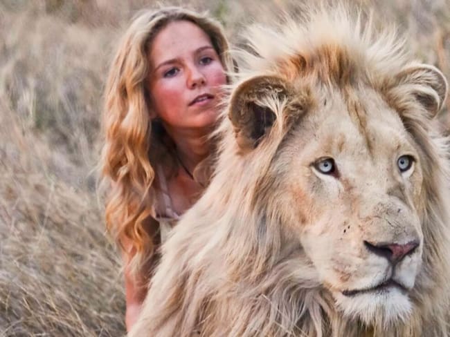 Mia y el León Blanco, una historia sobre quién es el verdadero depredador.