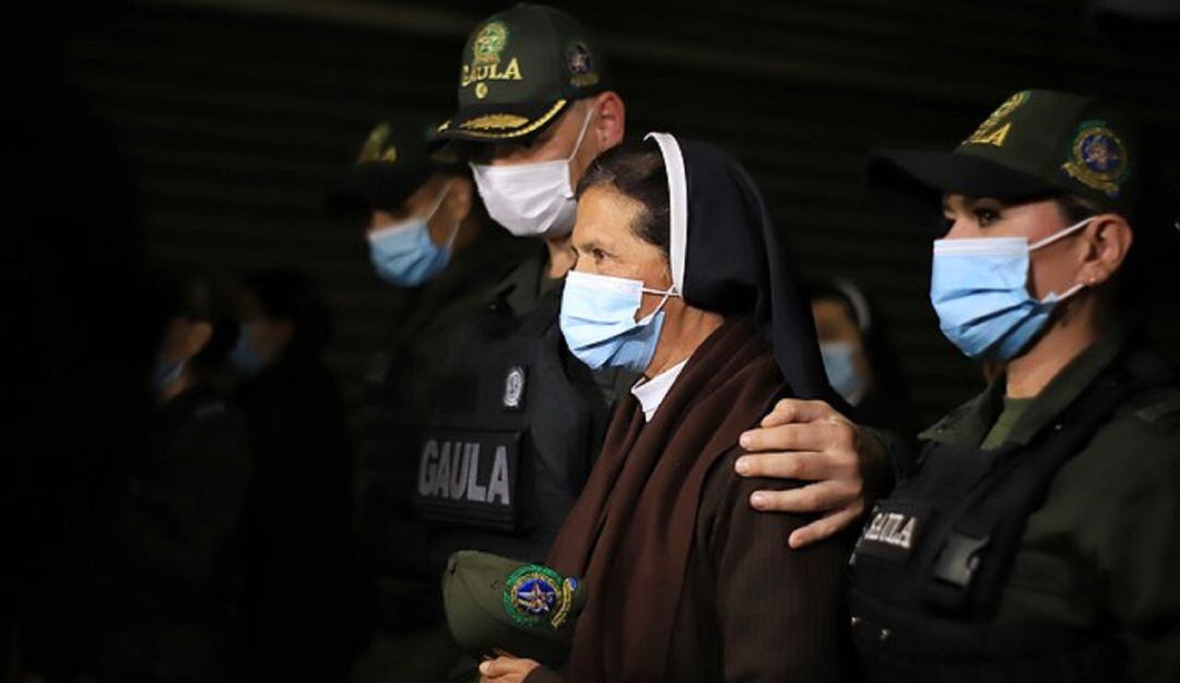 La religiosa Gloria Cecilia Narváez acompañada de un cuerpo de policías del Gaula