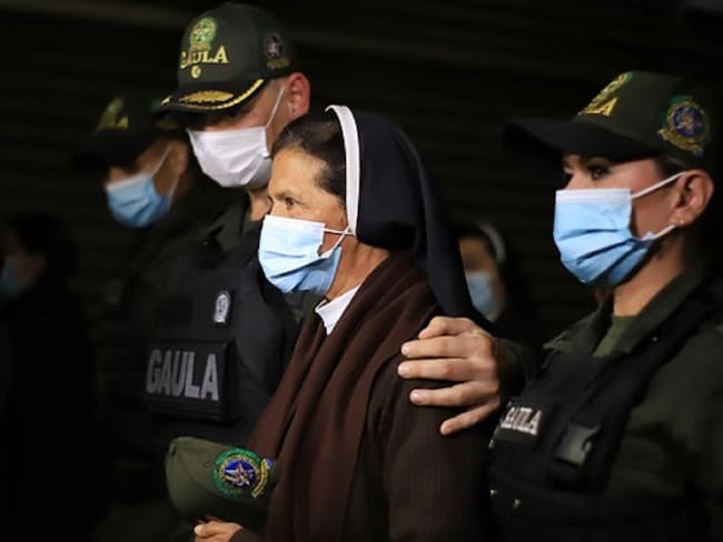 La religiosa Gloria Cecilia Narváez acompañada de un cuerpo de policías del Gaula