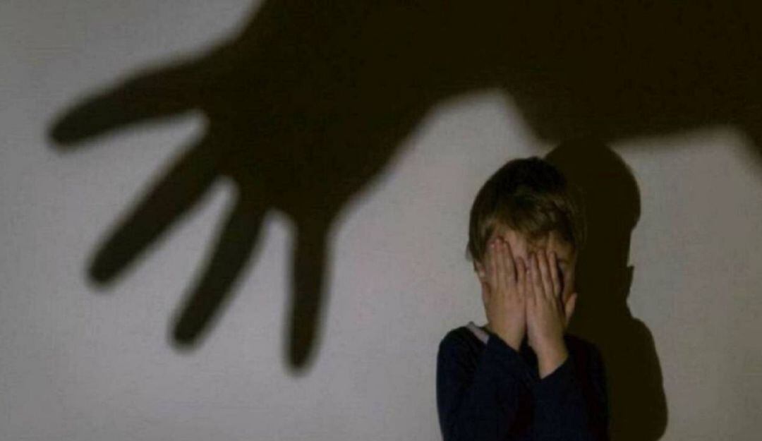 El hombre es señalado de abusar sexualmente de dos menores de edad.