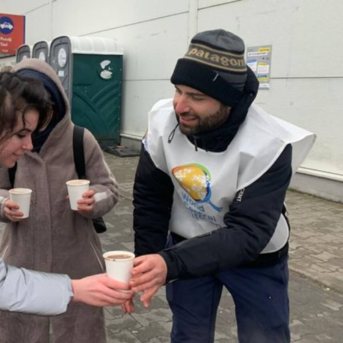 El mexicano que viajó a Ucrania para ayudar a víctimas en la frontera