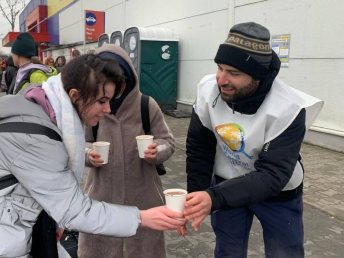 El mexicano que viajó a Ucrania para ayudar a víctimas en la frontera