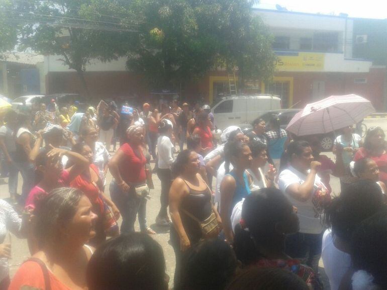 Las manipuladores de alimentos durante la protesta.