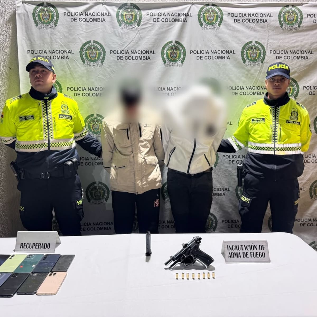 Dos hombres capturados tras hurto a SITP: tenían 14 celulares robados y un arma traumática