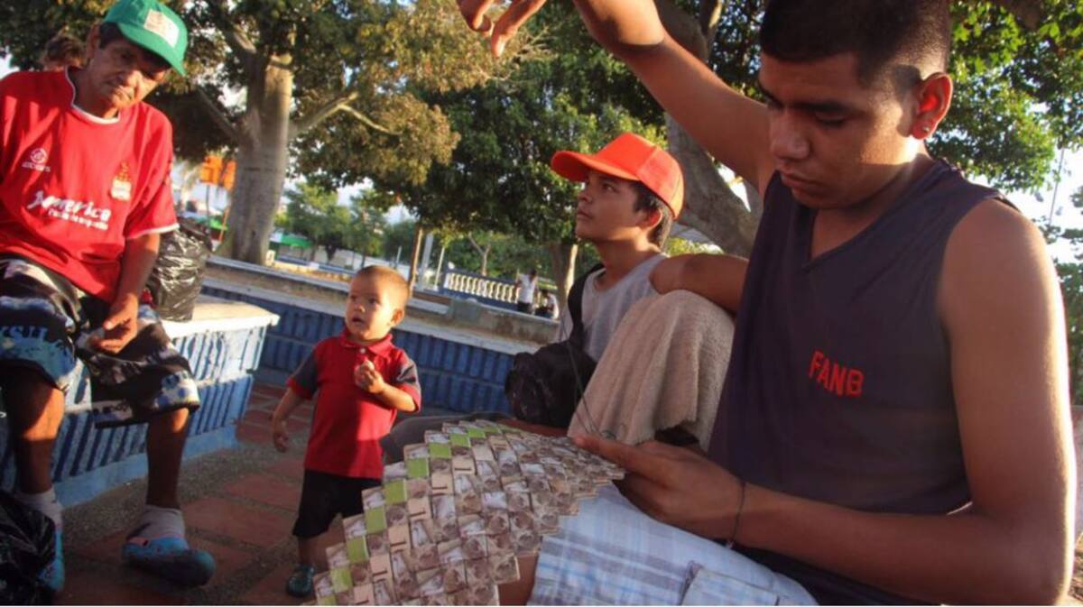 Los venezolanos realizan artesanías con los billetes de su país.