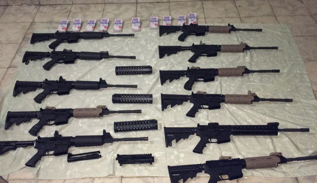 En total fueron incautados 11 fusiles AR-15 de fabricación americana.