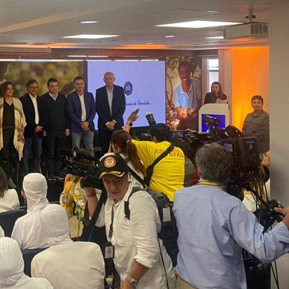 Desplome de vivienda nueva obedece a altos intereses: presidente Petro