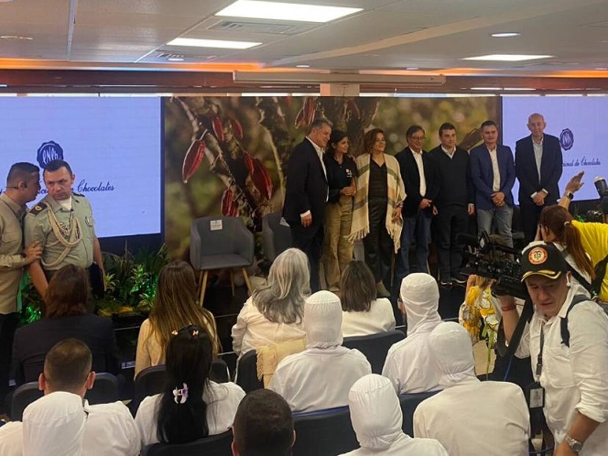 Desplome de vivienda nueva obedece a altos intereses: presidente Petro