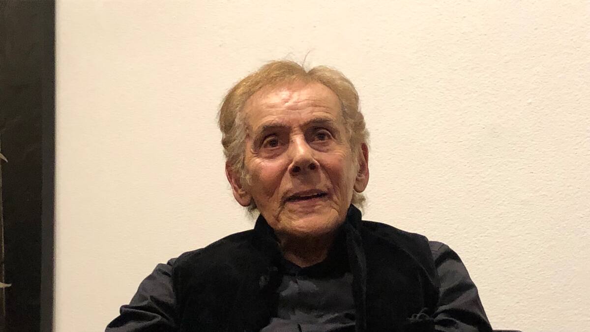 David Manzur en un libro de lujo