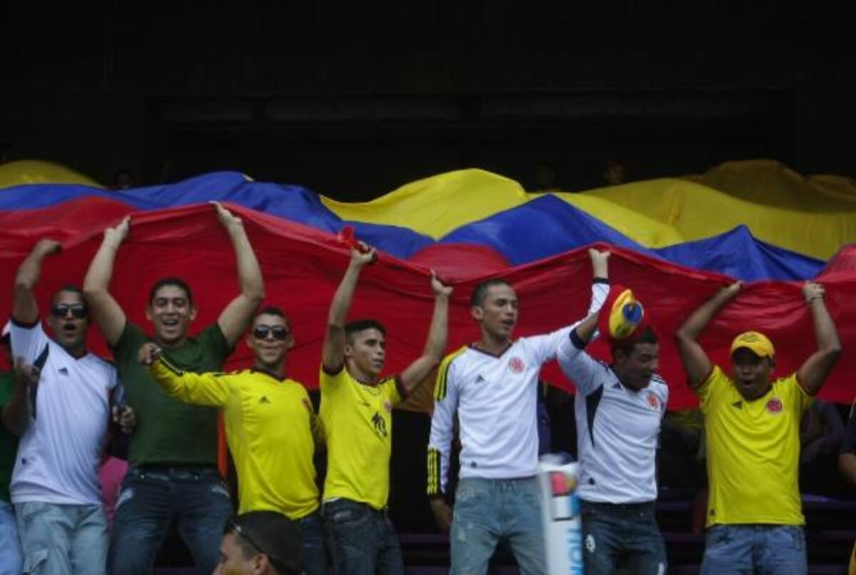A pesar de la fuerte lluvia que cayó en Barranquilla, los aficionados llegan al estadio Metropolitano para apoyar a la Selección Colombia en su partido ante Perú. Foto: Colprensa