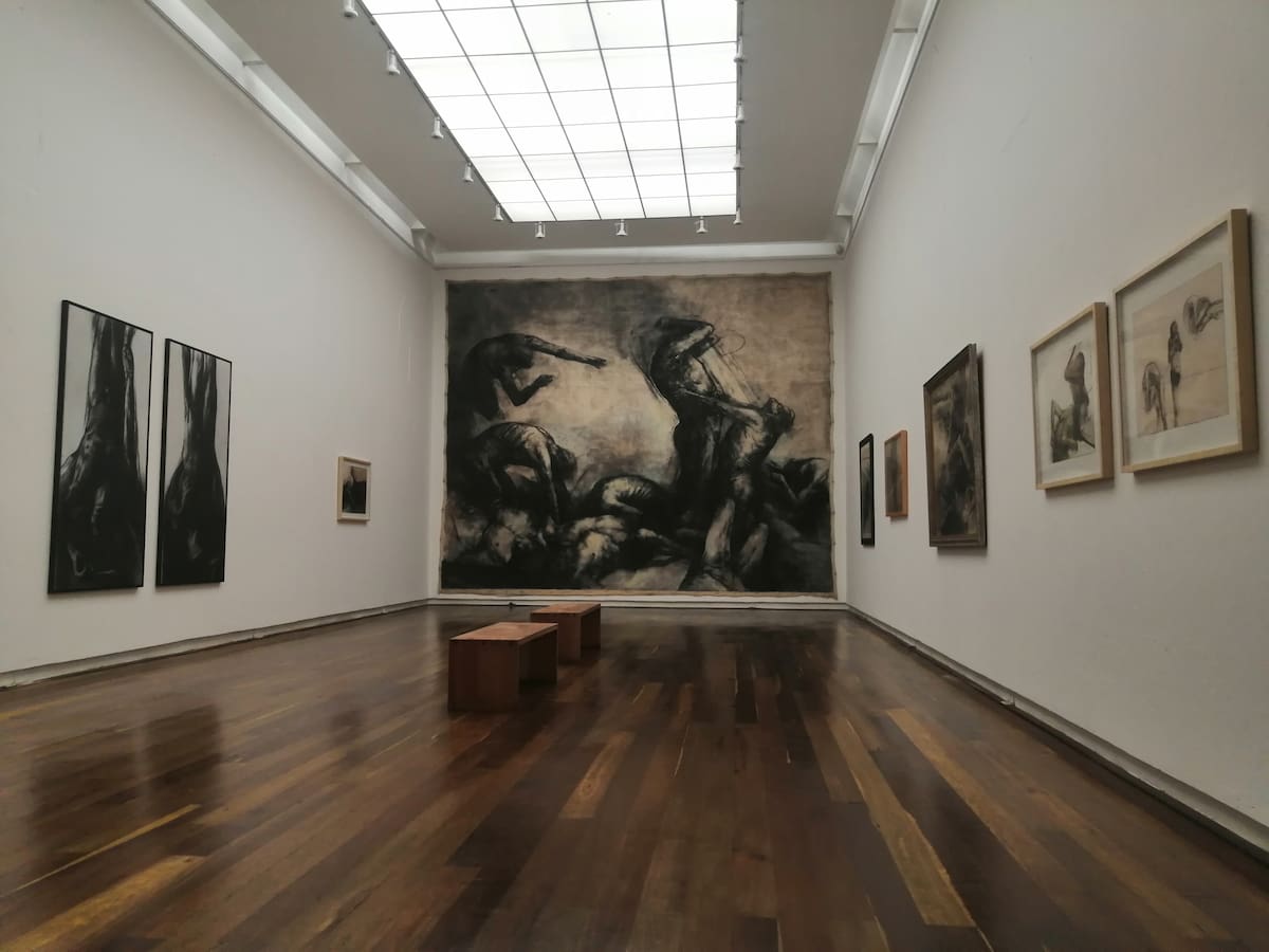 Se exponen obras de Luis Caballero, similares a la adquirida por museo británico