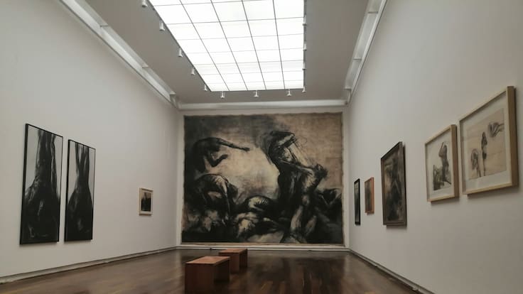 Se exponen obras de Luis Caballero, similares a la adquirida por museo británico