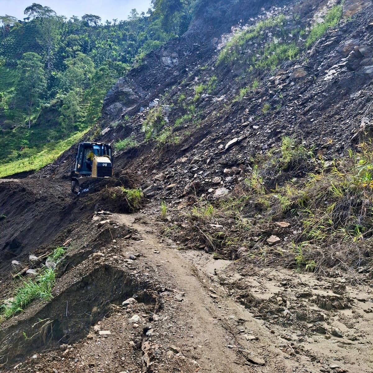 Maquinaria amarilla despejando un derrumbe en Caldas. Foto: Facebook Promueve+.
