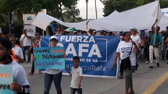 La manifestación rechazaba el proceso que la Fiscalía inició contra el exalcalde y alcalde de Santa Marta por presunto peculado y celebración indebida de contratos. Foto: Lizbeth Rodriguez/ La W Santa Marta