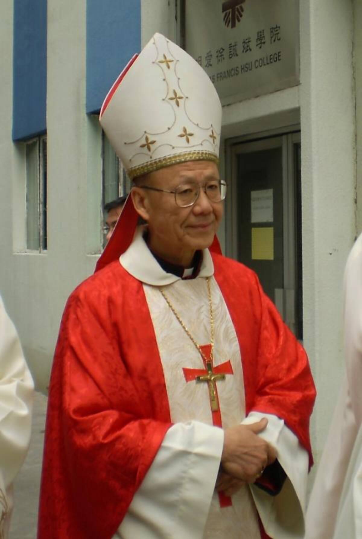 John Tong Hon, tiene 73 años, es un cardenal chino, arzobispo de Hong Kong.