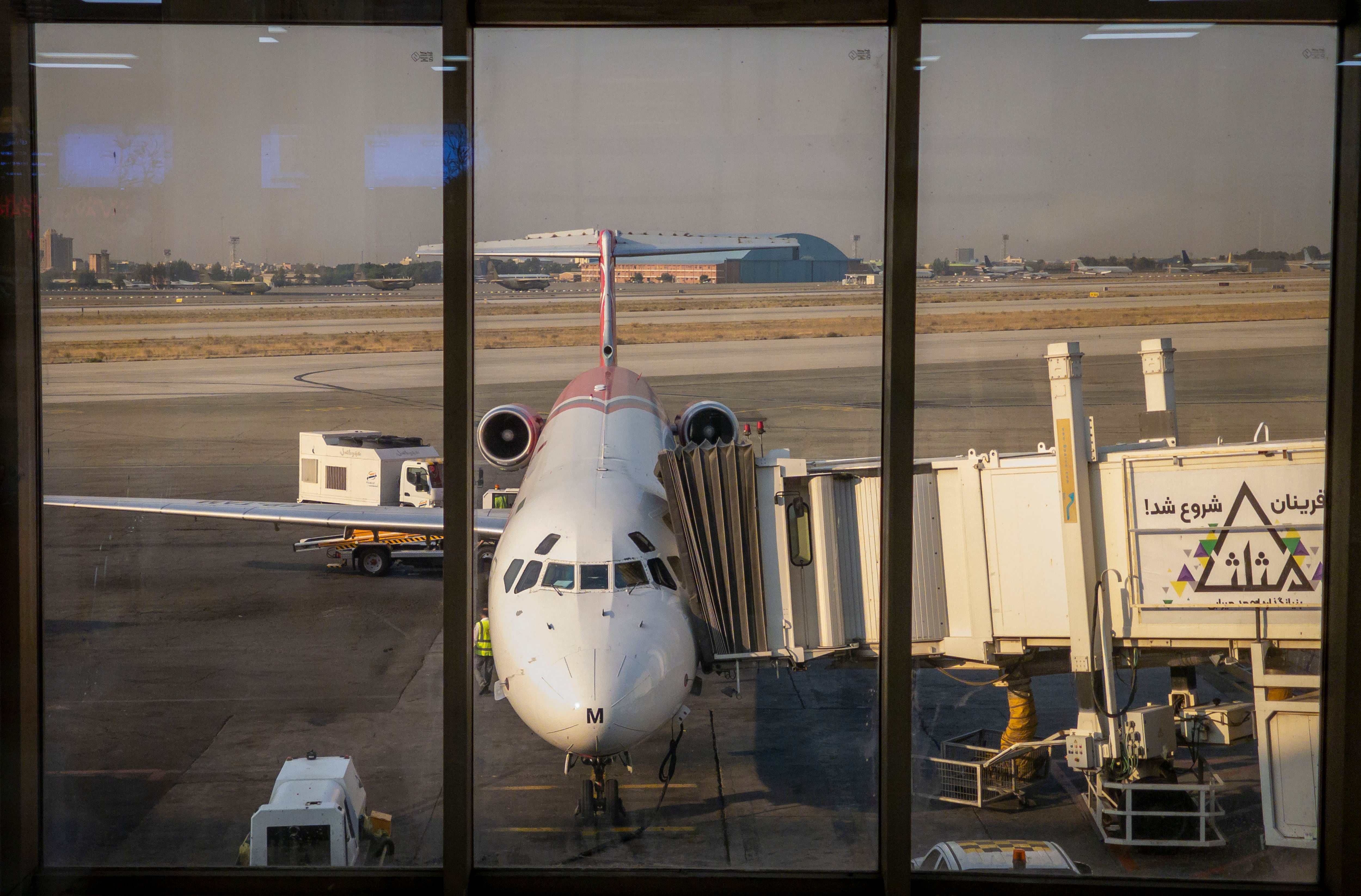 An airplane belonging to an Iranian airliner is photographed at Mehrabad Airport in western Tehran, Iran, on October 16, 2024. Image tomada de Getty Imagenes (Crédito: NurPhoto / Colaborador)