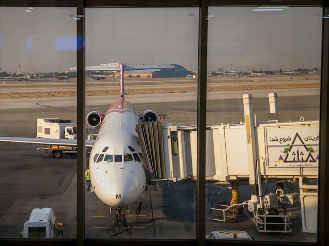 An airplane belonging to an Iranian airliner is photographed at Mehrabad Airport in western Tehran, Iran, on October 16, 2024. Image tomada de Getty Imagenes (Crédito: NurPhoto / Colaborador)