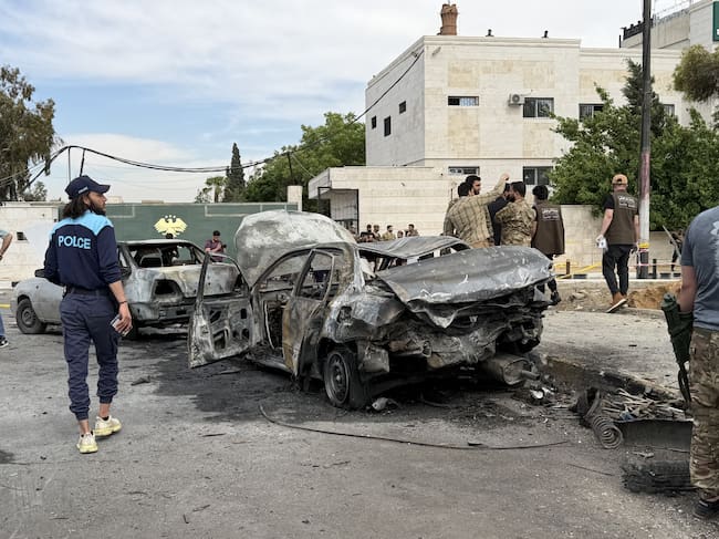 Las fuerzas de seguridad actuaron de inmediato para neutralizar y desmantelar el artefacto antes de que un coche bomba explotara en la misma zona, causando la muerte de un soldado e hiriendo a varios más. (Foto de Izz Aldien Alqasem/Anadolu vía Getty Images)