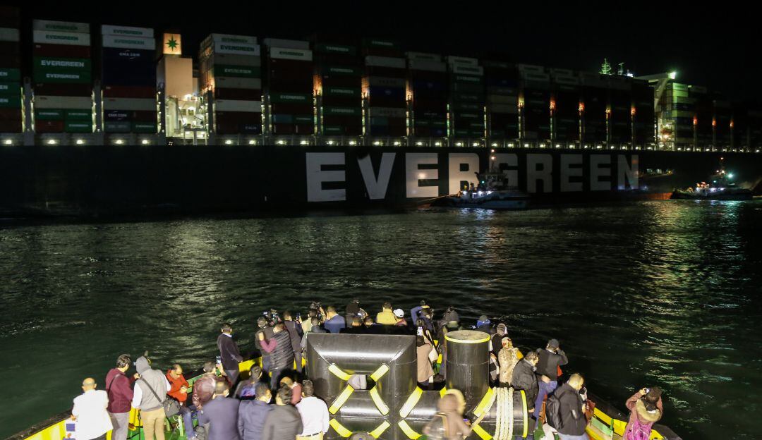 Foto el portacontenedores encallado en el Canal de Suez