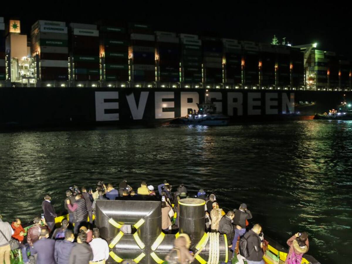 Reflotan parcialmente el buque varado seis días en canal de Suez