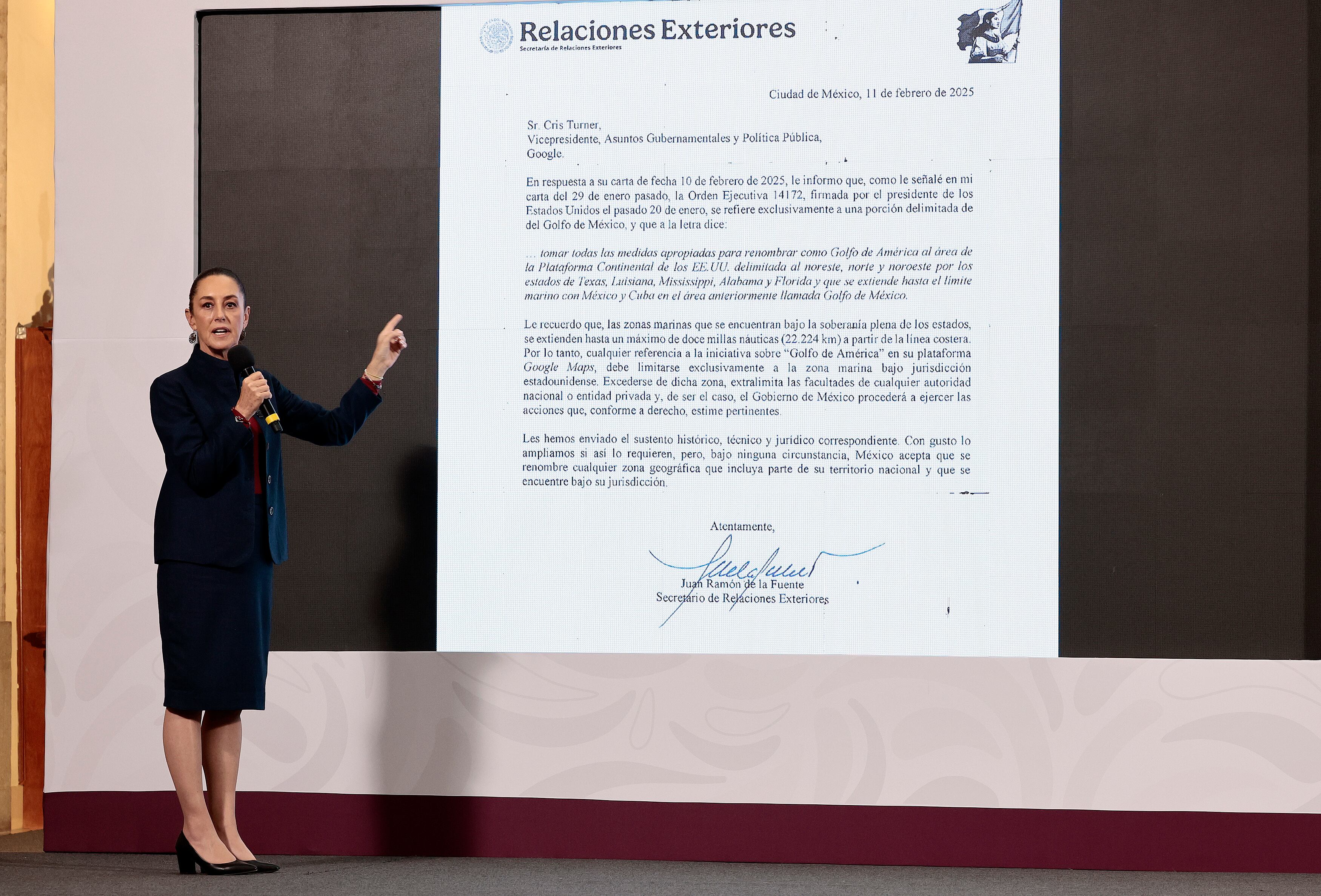 MEX3165. CIUDAD DE MÉXICO (MÉXICO), 17/02/2025.- La presidenta de México, Claudia Sheinbaum, participa durante su conferencia de prensa matutina, este lunes en Palacio Nacional de Ciudad de México (México). Sheinbaum expresó que Google "está mal" al exhibir una carta de la empresa tecnológica que defiende denominar Golfo de América al Golfo de México en sus mapas en Estados Unidos tras la orden del mandatario estadounidense, Donald Trump. EFE/ José Méndez