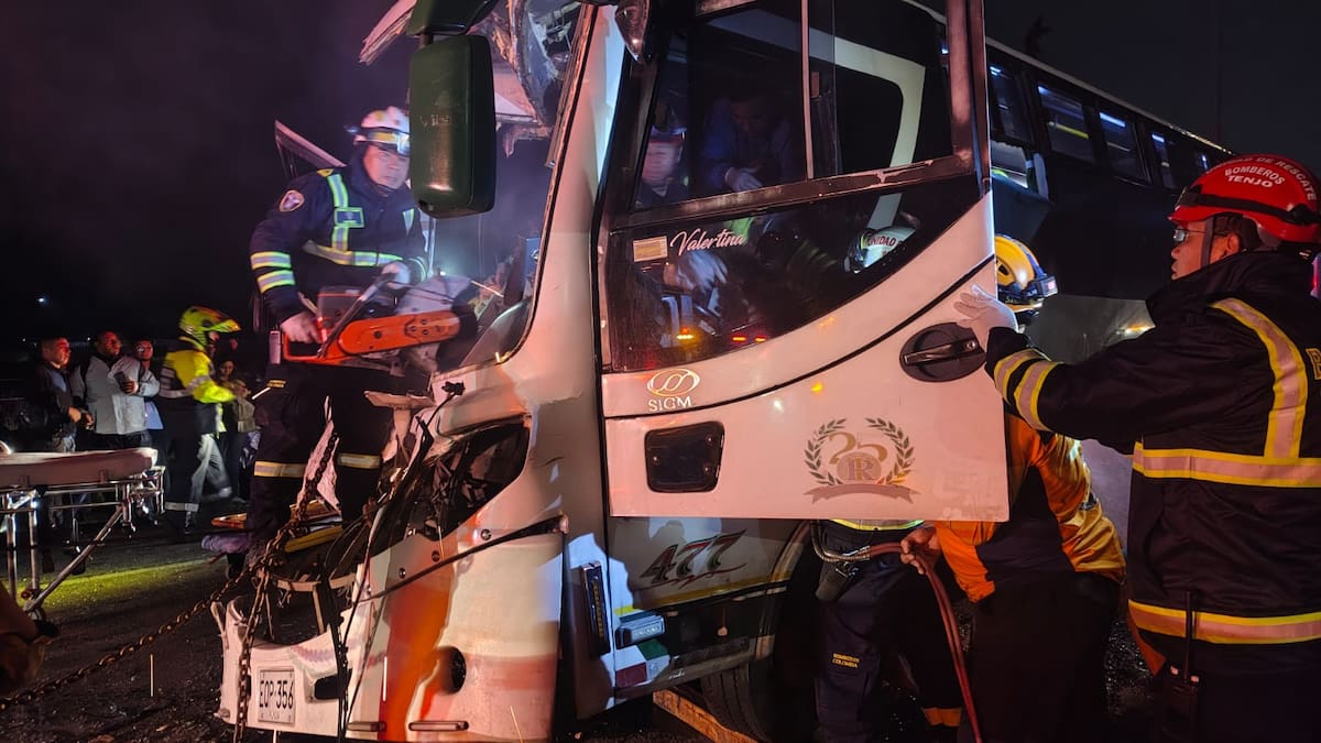 30 personas lesionadas deja accidente entre dos buses en la vía Bogotá - La Vega