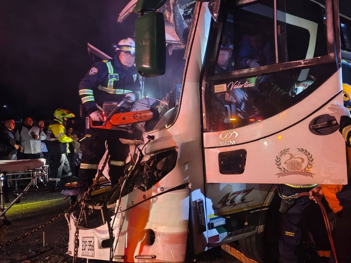 30 personas lesionadas deja accidente entre dos buses en la vía Bogotá - La Vega