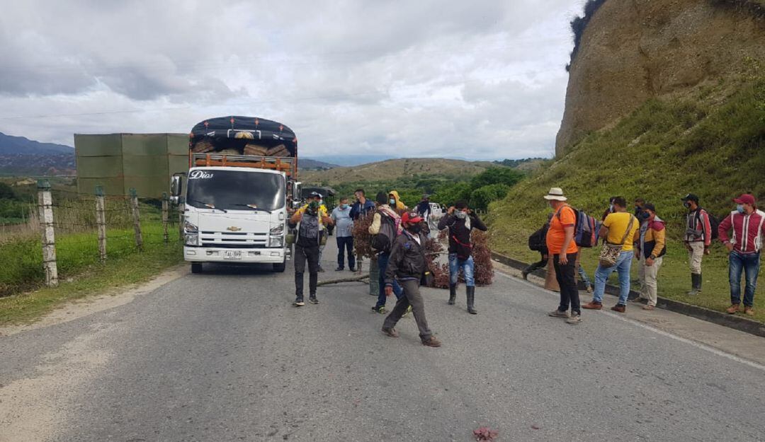 Campesinos bloquean vía por falta de médicos en el municipio de Hacarí