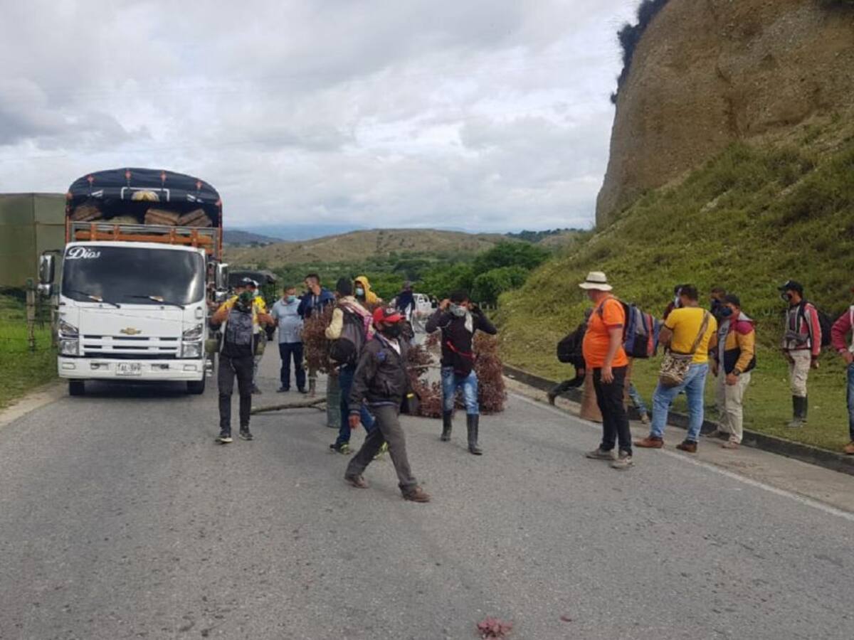 Campesinos bloquean vía hacia Ocaña por falta de médicos en Hacarí