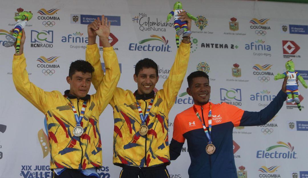 Walter Vargas (c), medalla de oro, Rodrigo Contreras (i), plata, en la prueba contrarreloj 