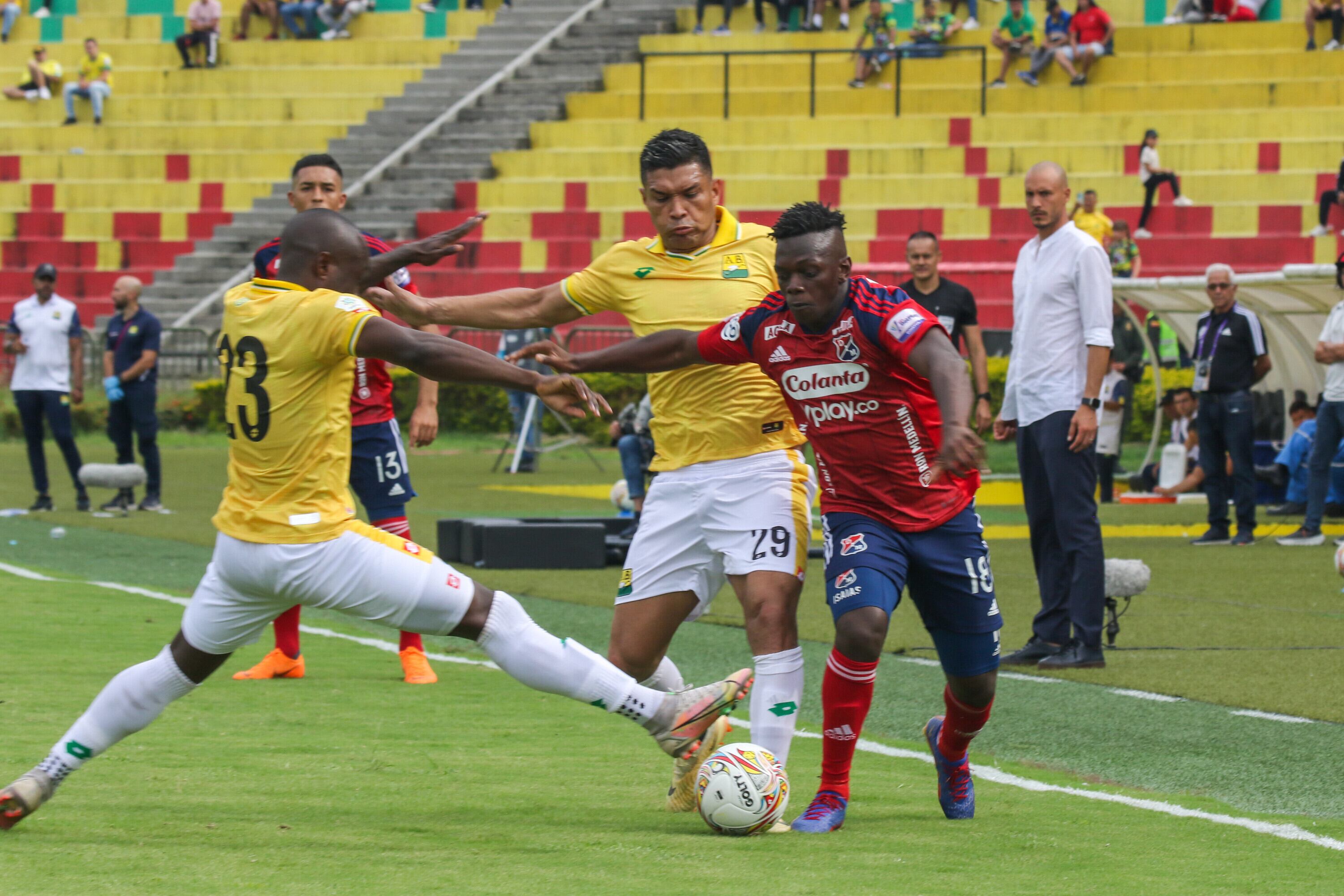 Teófilo Gutiérrez insultó al árbitro Bismarks Santiago al final del juego Bucaramanga-Medellín. (Colprensa-Vanguardia)