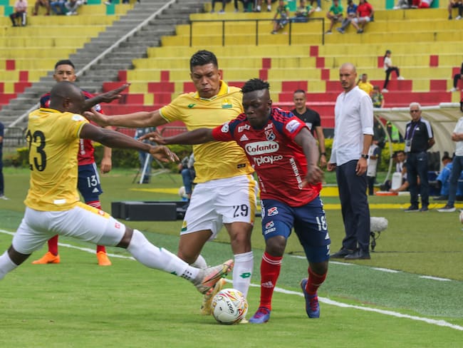 Teófilo Gutiérrez insultó al árbitro Bismarks Santiago al final del juego Bucaramanga-Medellín. (Colprensa-Vanguardia)
