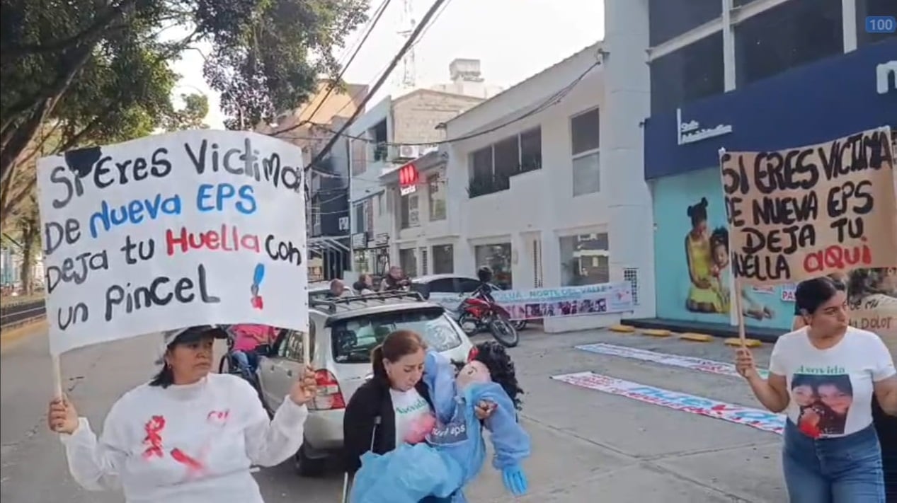 Protestas frente a la Nueva EPS en Cali