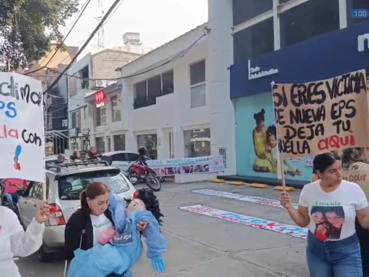 Plantón en Cali: Madres de pacientes de la Nueva EPS piden atención inmediata