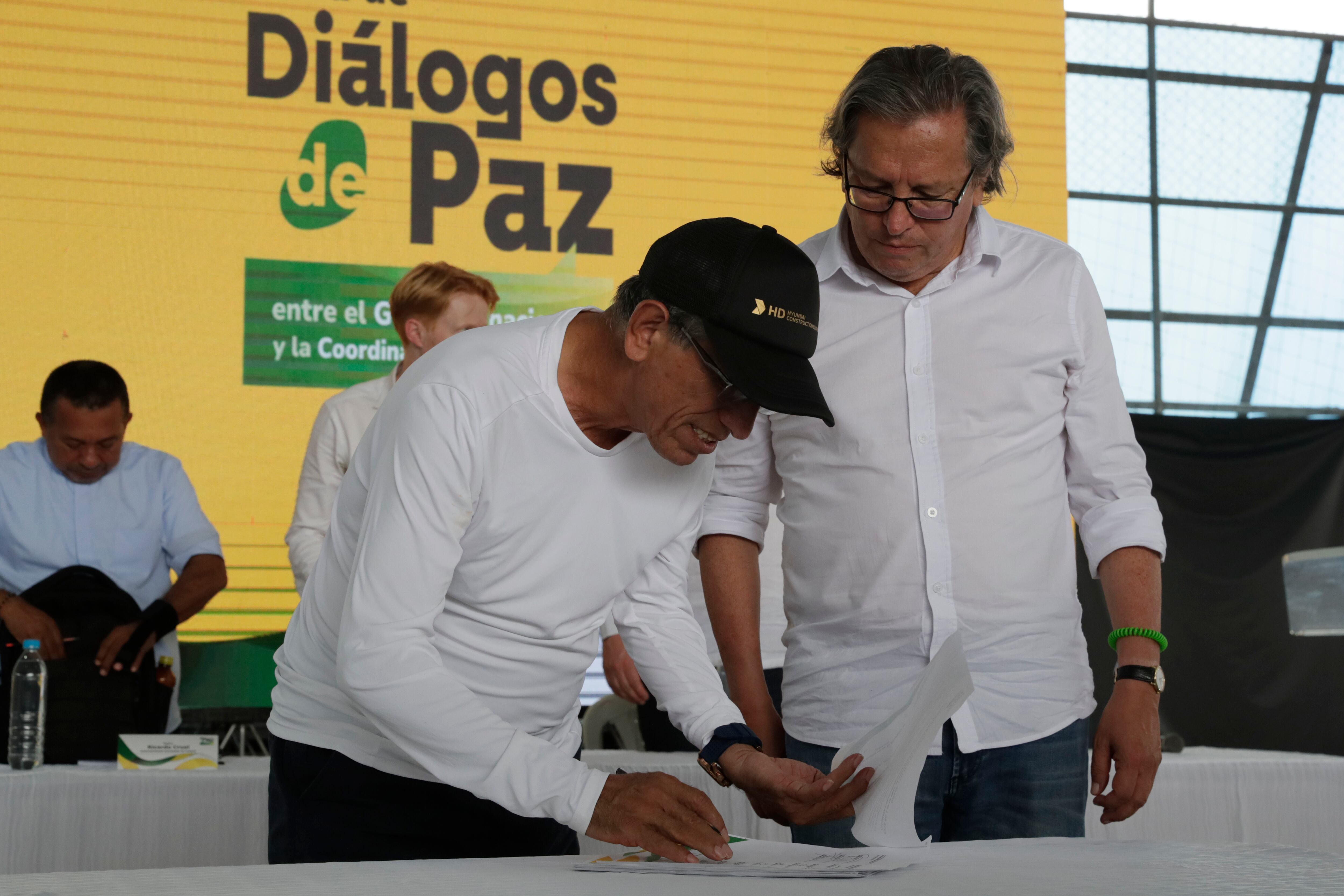 Delegaciones del Gobierno y de la Coordinadora Nacional Ejército Bolivariano. EFE/ Carlos Ortega
