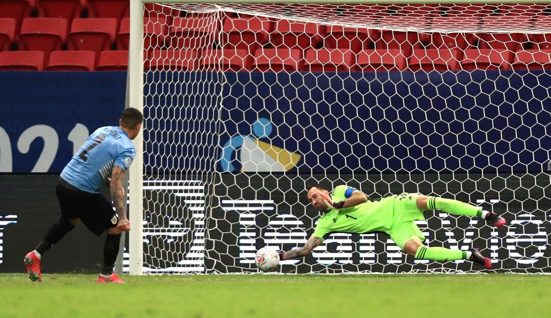 David Ospina atajándole el penal a Gimenez en Copa América 2021