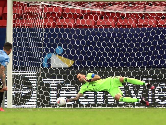 David Ospina atajándole el penal a Gimenez en Copa América 2021