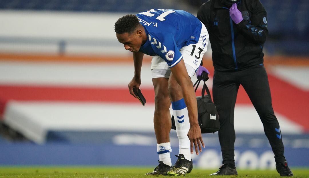 Yerry Mina se retira lesionado del duelo del Everton ante el Manchester City.