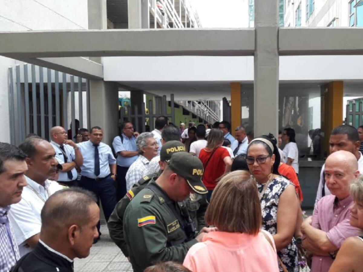 Vigilantes bloquean ingreso a directivos de la Uniautónoma
