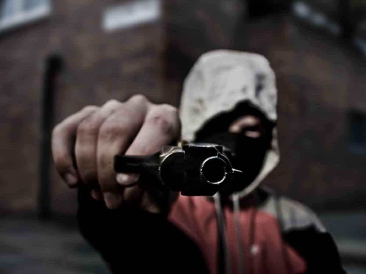 En un caso de intolerancia en Bogotá una joven es impactada con bala