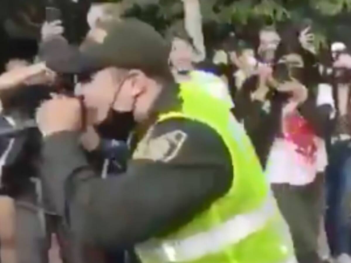 Cristian Tirado, el policía rapero que causó sensación en una manifestación
