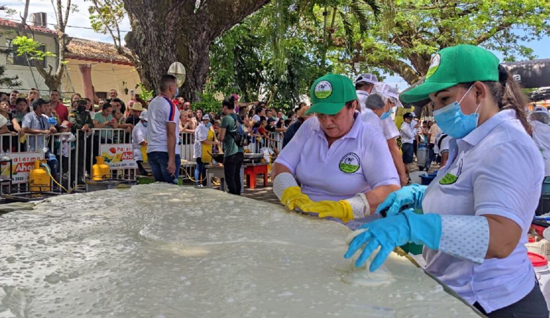 Cerca de 4000 botellas de leche se utilizaron para elaborar uno de los manjares más consumidos en el sur de Colombia.