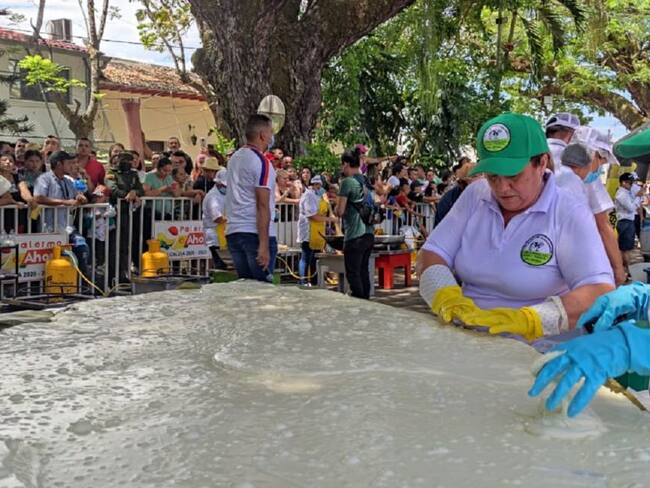 Cerca de 4000 botellas de leche se utilizaron para elaborar uno de los manjares más consumidos en el sur de Colombia.