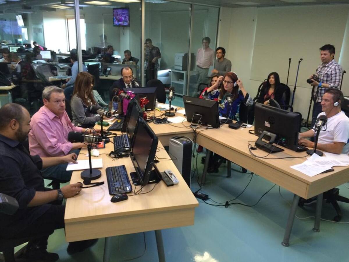 Tras dos décadas de estar inundando de humor a los colombianos, el admirado periodista se retira de La Luciérnaga, vea como desarrolla su último programa.