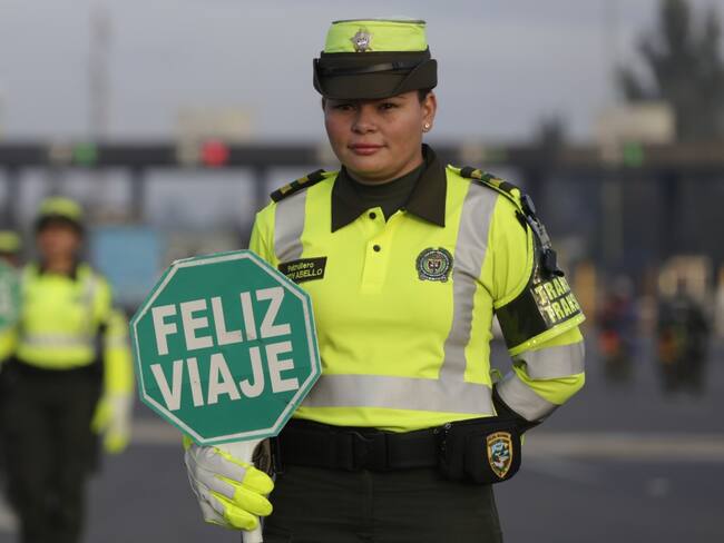 Más de 30 mil policías custodian vías en días santos en todo el país