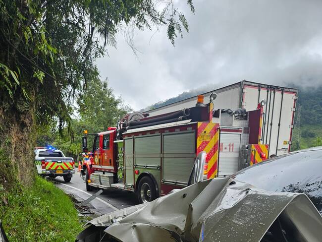 Colisión entre un carro particular y una tractomula entre Manizales y Manzanares. Foto suministrada.