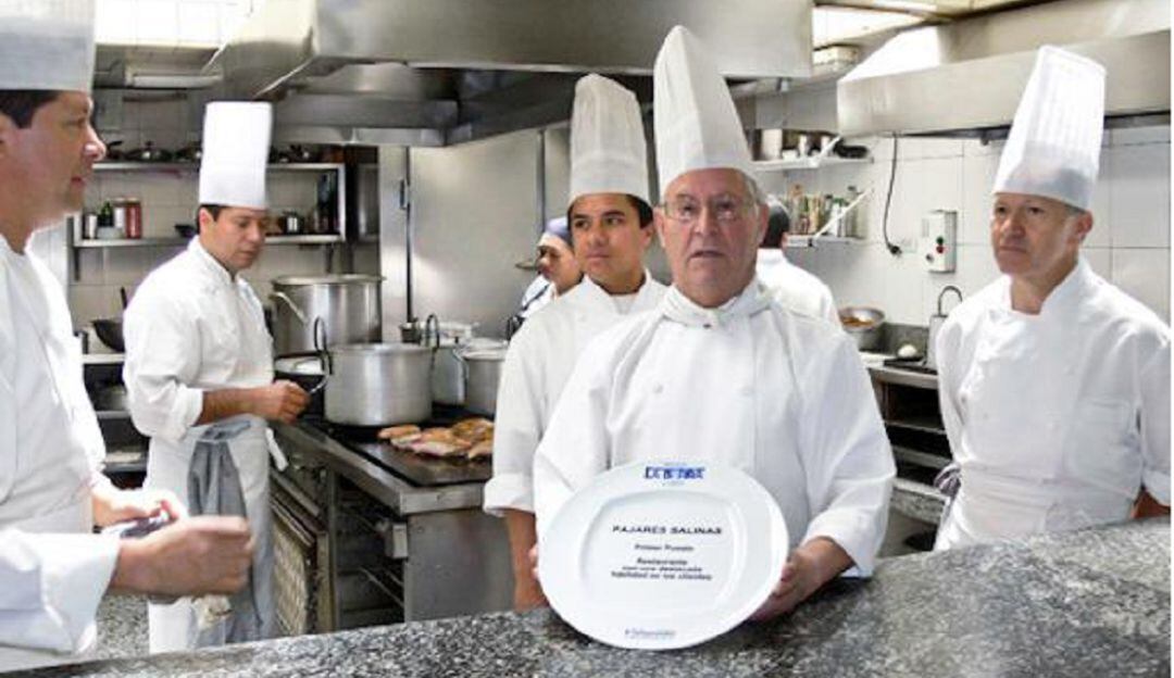 Saturnino Pajares Salinas comparte este homenaje con sus clientes, compañeros y familia.